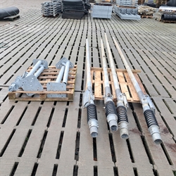 4 stk. brugte vippebom til gulv, længde: 335 - 565 cm.